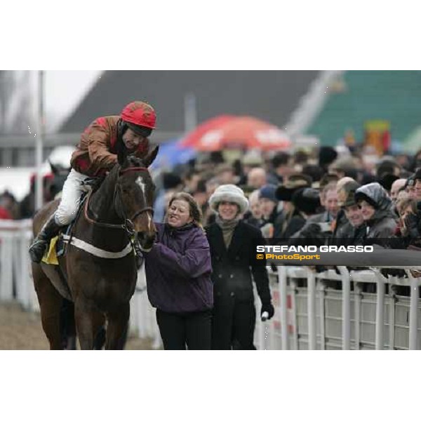 Mick A. Fitzgerald congratulates with Fondmort after winning the Ryanair Steeple chase Cheltenham, 16th march 2006 ph. Stefano Grasso
