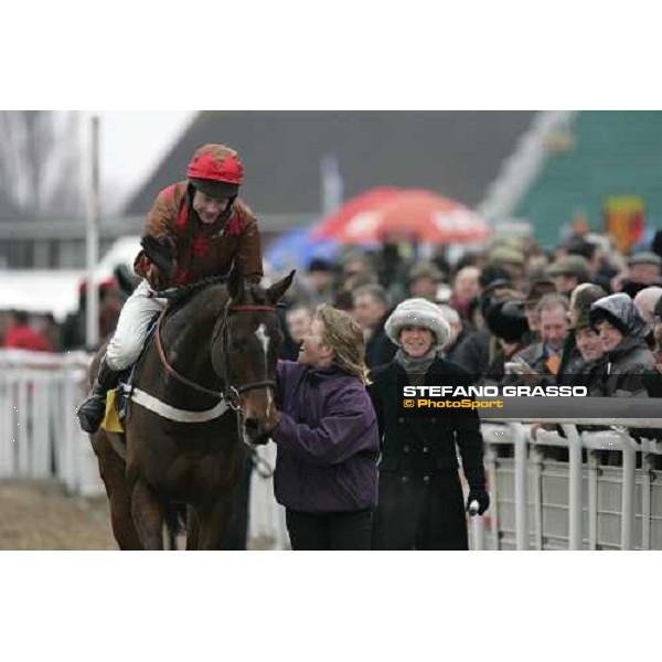 Mick A. Fitzgerald congratulates with Fondmort after winning the Ryanair Steeple chase Cheltenham, 16th march 2006 ph. Stefano Grasso