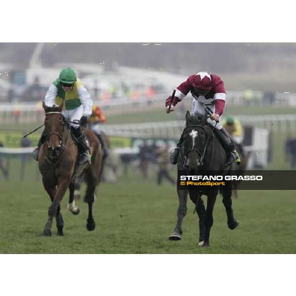 Connor O\'Dwyer on War of Attrition wins The Totesport Cheltenham Gold Cup Steeple chase beating Ruby Walsh on Hedgehunter Cheltenham, 17th march 2006 ph. Stefano Grasso