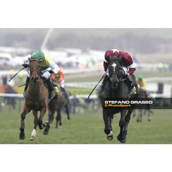 Connor O\'Dwyer on War of Attrition wins The Totesport Cheltenham Gold Cup Steeple chase beating Ruby Walsh on Hedgehunter Cheltenham, 17th march 2006 ph. Stefano Grasso
