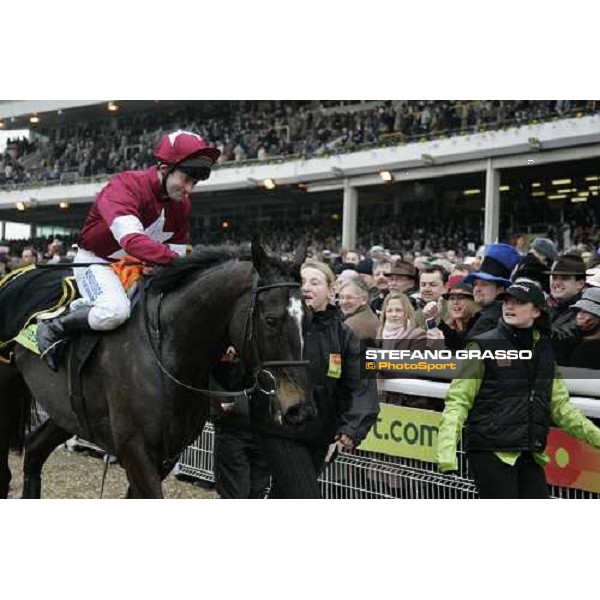 Connor O\'Dwyer on War of Attrition winner of The Totesport Cheltenham Gold Cup Steeple chase congratulates with his champion Cheltenham, 17th march 2006 ph. Stefano Grasso