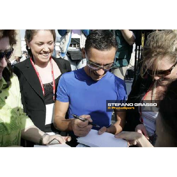 Frankie Dettori signs autographs at Nad El Sheba racetrack Dubai, 23rd march 2006 ph. Stefano Grasso