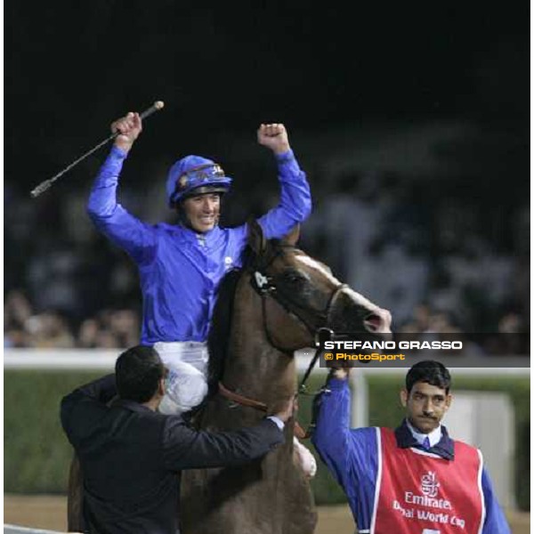 Frankie Dettori with Electrocutionist celebrates the triumph in the winner circle of the Dubai World Cup 2006 Nad El Sheba, 25th march 2006 ph. Stefano Grasso