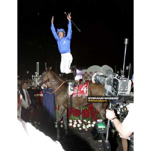 Frankie Dettori jumps from Electrocutionist celebrating the triumph in the winner circle of the Dubai World Cup 2006 Nad El Sheba, 25th march 2006 ph. Stefano Grasso
