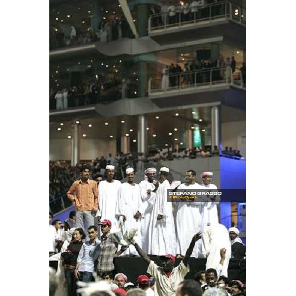 the happyness of racegoers for the triumph of Frankie Dettori in the Dubai World Cup 2006 Nad El Sheba, 25th march 2006 ph. Stefano Grasso