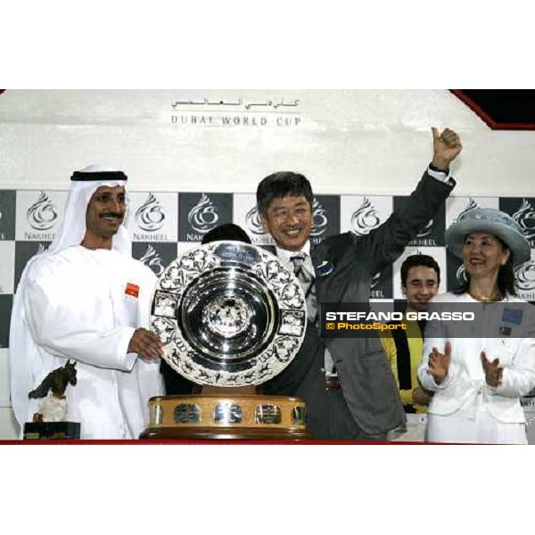 giving prize for the Heart\'s Cry connection winners of the Dubai Sheema Classic withthe owner mr. Yoshida Nad El Sheba, 25th march 2006 ph. Stefano Grasso