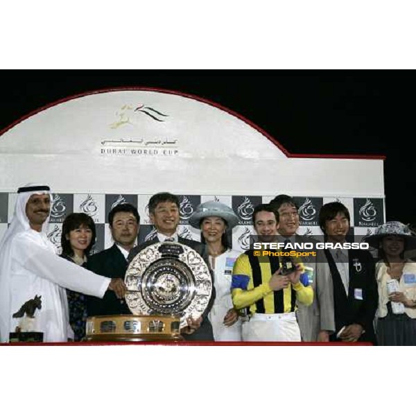 giving prize for the Heart\'s Cry connection winners of the Dubai Sheema Classic Nad El Sheba, 25th march 2006 ph. Stefano Grasso