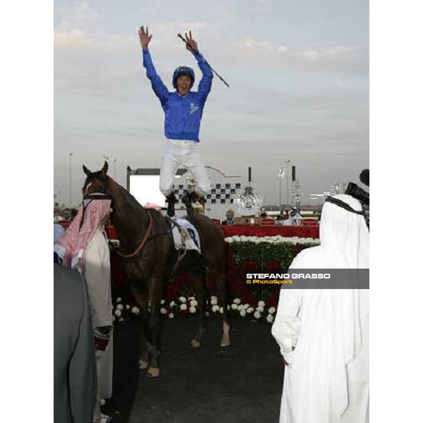Frankei Dettori jumps from Discreet Cat after winning the Uae Derby Nad El Sheba, 25th march 2006 ph. Stefano Grasso