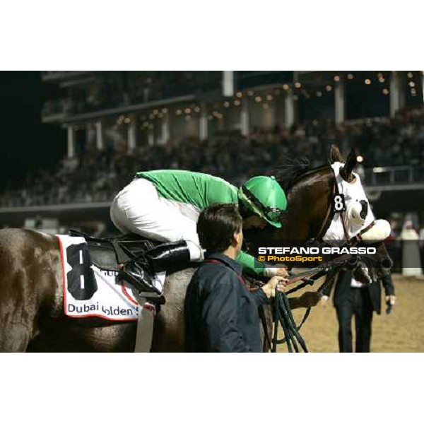 David Cohen thanks Proud Power Too after winning the Dubai Golden Shaeen Nad El Sheba, 25th march 2006 ph. Stefano Grasso