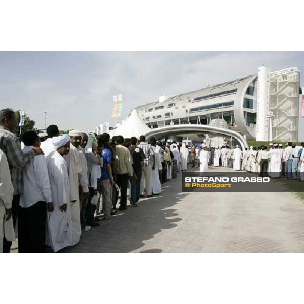 racegoers enter in the racetrack at Dubai World Cup 2006 Nad El Sheba, 25th march 2006 ph.Stefano Grasso