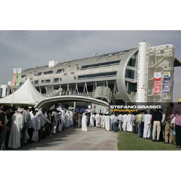 racegoers enter in the racetrack at Dubai World Cup 2006 Nad El Sheba, 25th march 2006 ph.Stefano Grasso