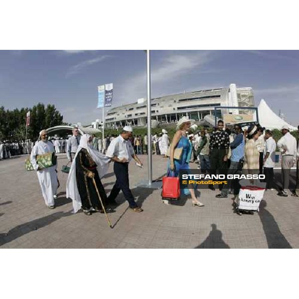 racegoers enter in the racetrack at Dubai World Cup 2006 Nad El Sheba, 25th march 2006 ph.Stefano Grasso