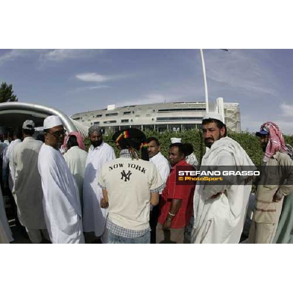 racegoers waiting to enter in the racetrack at Dubai World Cup 2006 Nad El Sheba, 25th march 2006 ph.Stefano Grasso