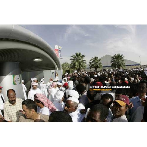 racegoers enter in the racetrack at Dubai World Cup 2006 Nad El Sheba, 25th march 2006 ph.Stefano Grasso