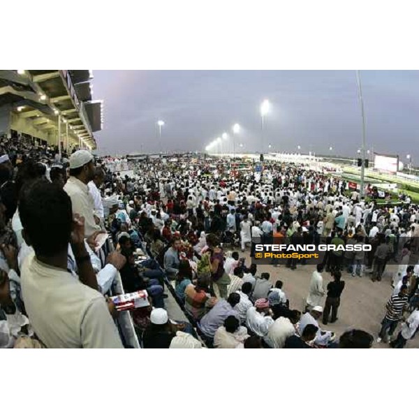 racegoers at the Dubai Wordl Cup 2006 Nad El Sheba, 25th march 2006 ph. Stefano Grasso