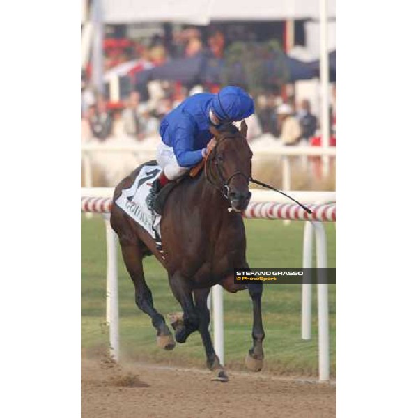 Frankie Dettori on Firebreak looks back towards the winning post NAd El Sheba, 27th march 2004 ph. Stefano Grasso