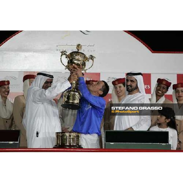 Frankie stands the Gold Cup after winning with Electrocutionist the Dubai World Cup 2006 - the Maktoum brothers look at him NAd El Sheba, 25th march 2006 ph. Stefano Grasso