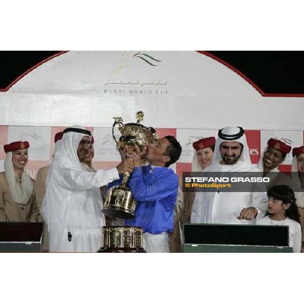 Frankie kisses the Gold Cup after winning with Electrocutionist the Dubai World Cup 2006 - the Maktoum brothers look at him NAd El Sheba, 25th march 2006 ph. Stefano Grasso