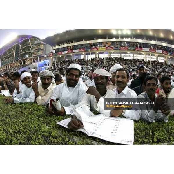 racegoers at Nad El Sheba racetrack Dubai 25th march 2006 ph. Stefano Grasso