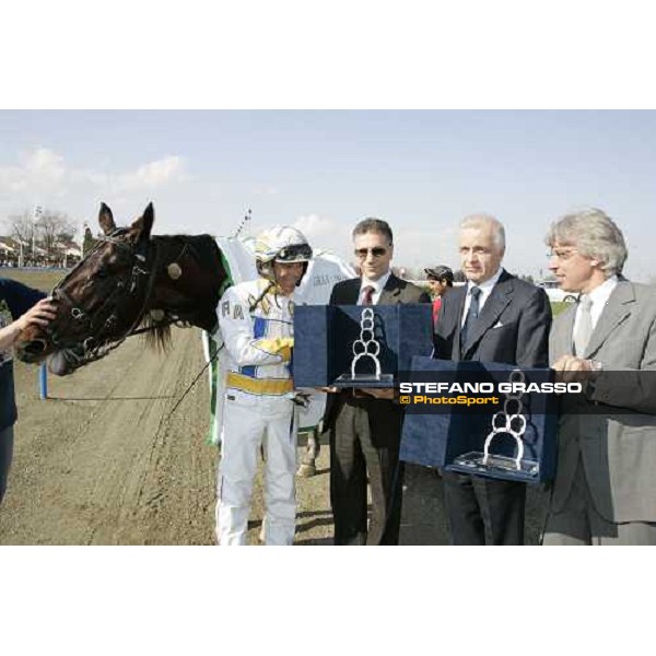 giving prize for Roberto Andreghetti and Frullino Jet winners of Premio Cittˆ di Torino - IV Trofeo Air Argenti Torino, 2th april 2006 ph. Stefano Grasso