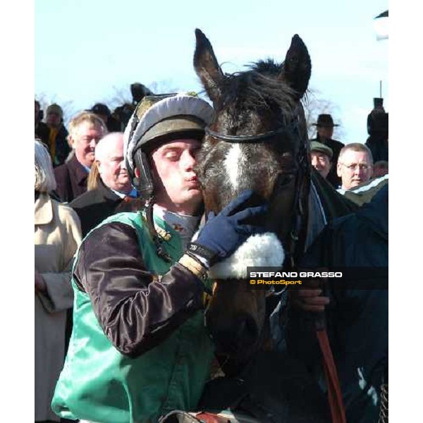 Niall ÔSlippersÕ Madden kisses Numbersixvalverde winner of The Grand National 2006 Aintree, 8th april 2006 ph. Stefano Grasso