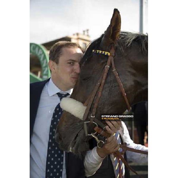 a kiss by Stefano Luciani to Rattle and Hum winner of Premio Parioli - Roma Capannelle, 23rd april 2006 ph. Stefano Grasso