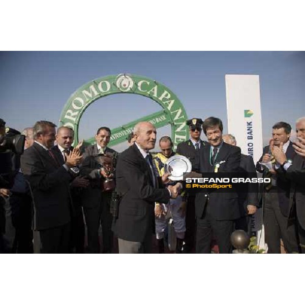 Luigi Camici trainer of Rattle and Hum winner of Premio Parioli, receives the cup from the President of Triple A Roma Capannelle, 23rd april 2006 ph. Stefano Grasso