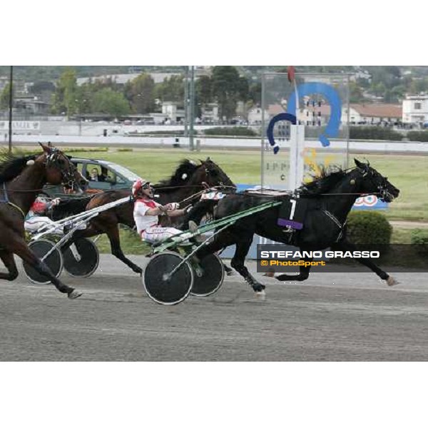 Giuseppe Ruocco with Dominatore d\'Orio wins the Consolazione of Gran Premio Lotteria di Agnano Napoli, 7th may 2006 ph. Stefano Grasso