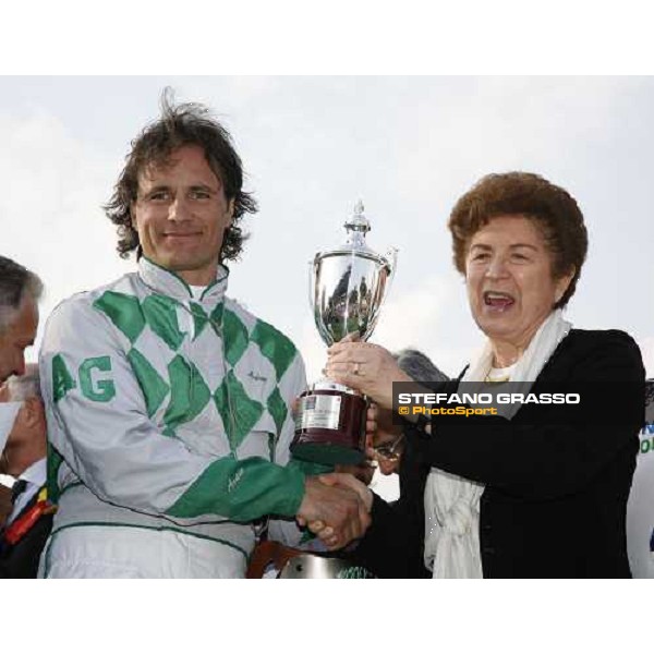Andrea Guzzinati receives the cup from Rosa Russo Jervolino major of city of Napoli. Gran Premio Lotteria di Agnano. Napoli, 7th may 2006 ph. Stefano Grasso