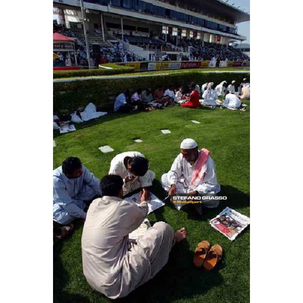 racegoers at Dubai World Cup Nad Al Sheba 28th march 2004 ph. Stefano Grasso