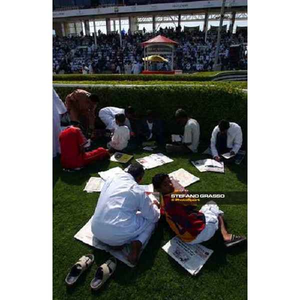 racegoers at Dubai World Cup Nad Al Sheba 28th march 2004 ph. Stefano Grasso