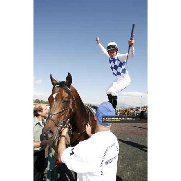 Mirco Demuro jumps from Distant Way after winning the Gran Premio Presidente ddella Repubblica Roma, 14th may 2006 ph. Stefano Grasso