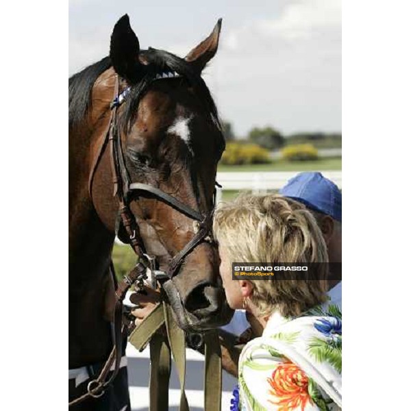 a kiss by Franca Vittadini to Distant Way winner of Gran Premio Presidente ddella Repubblica Roma, 14th may 2006 ph. Stefano Grasso