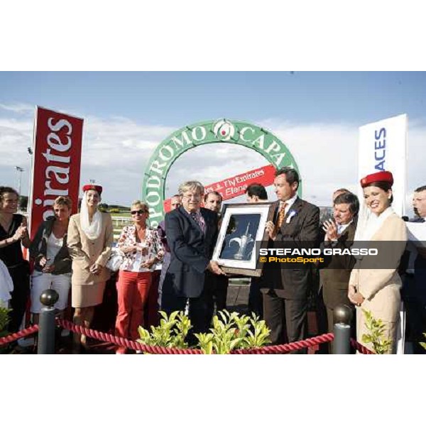 giving prize for the owner of Windhuk winner of the Premio Regina Elena Emirates Airline Roma, 14th may 2006 ph. Stefano Grasso