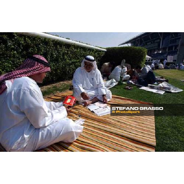 racegoers at Dubai World Cup Nad Al Sheba 28th march 2004 ph. Stefano Grasso