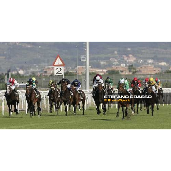 Marco Monteriso on Gentlewave leads the group at the last 200 meters to the line of the 123¡ Derby Italiano Rome Capannelle, 21th may 2006 ph. Stefano Grasso