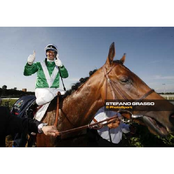 Marco Monteriso comes back in triumph after winning his 2nd derby on Gentlewave Rome Capannelle, 21th may 2006 ph. Stefano Grasso