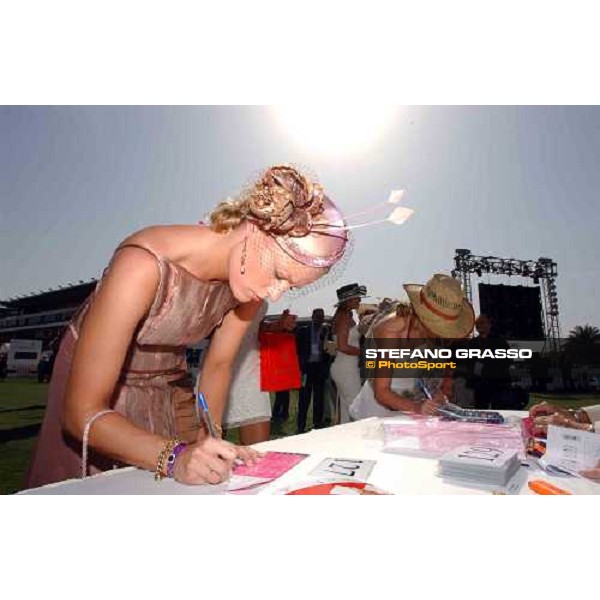 Angela from Melbourne Al Maha \' Saks Fifth Avenue Fashions on the field Nad Al Sheba 28th march 2004 ph. Stefano Grasso