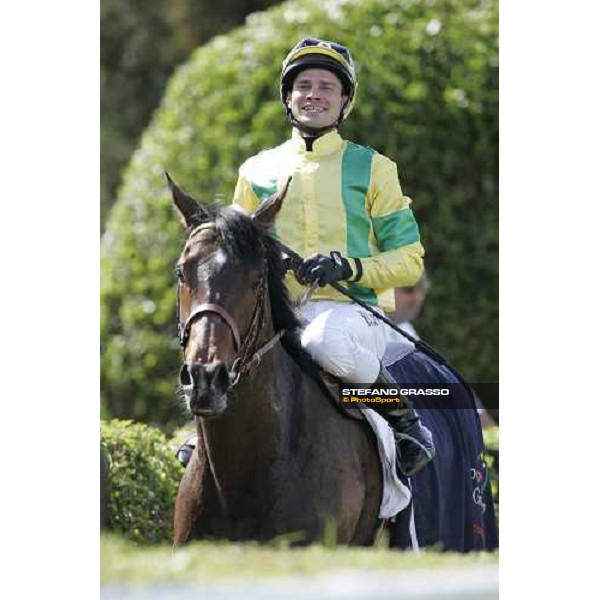 Max Tellini on Kuaicoss comes back smiling after winning the Premio Tudini Rome Capannelle, 21th may 2006 ph. Stefano Grasso