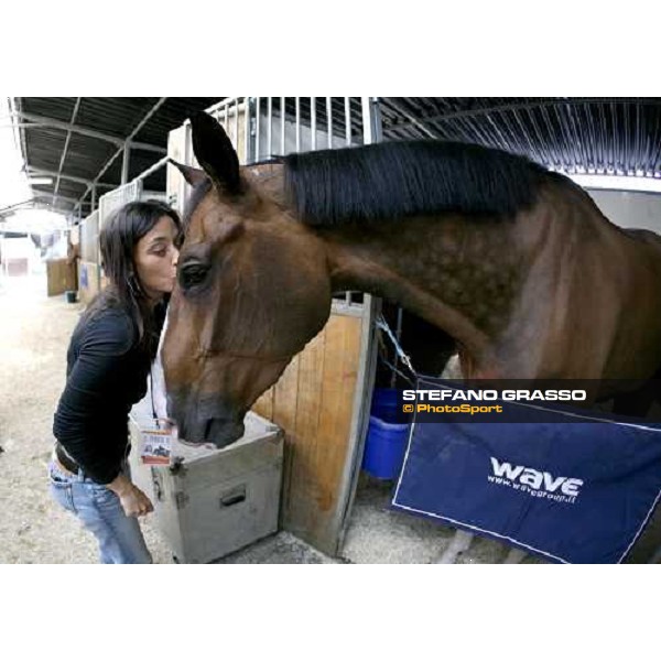 a kiss by Jonella Ligresti to Nanta at Piazza di Siena 2006 Rome, 24th may 2006 ph. Stefano Grasso