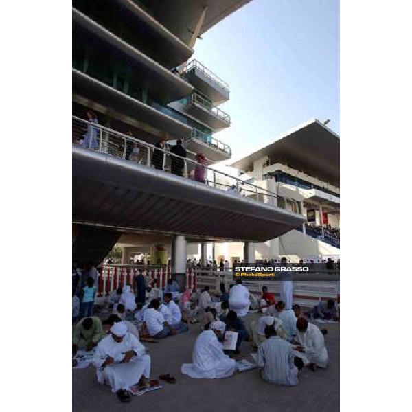 racegoers at Dubai World Cup Nad Al Sheba 28th march 2004 ph. Stefano Grasso