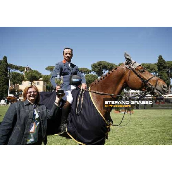 Concetta Ferruzzi, manager of Unire give the prize to Pierre Jarry on Ionico, winner of Premio Unire Rome, 25th may 2006 ph. Stefano Grasso
