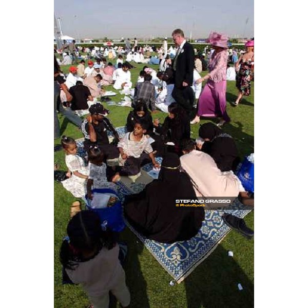 racegoers at Dubai World Cup Nad Al Sheba 28th march 2004 ph. Stefano Grasso