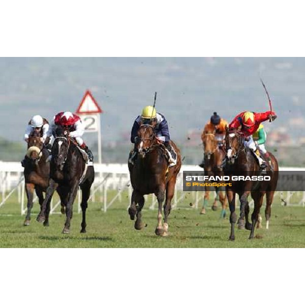 \'in the middle Le Vie dei Colori at the last twenty meters of Premio Parioli Rome Capannelle, april 27 2003-ph.Stefano Grasso\' 