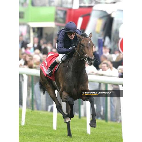 Kieren Fallon on Alexandrova flyes alone to the line of the Vodafone Oaks Espom, 2th june 2006 ph. Stefano Grasso