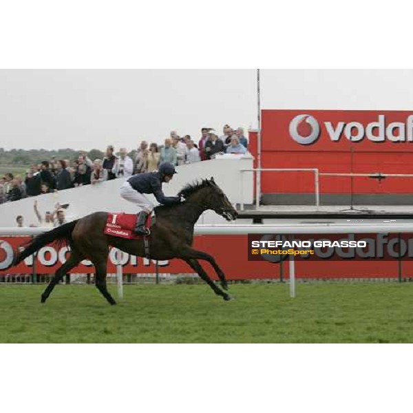 Kieren Fallon on Alexandrova wins the Vodafone Oaks Espom, 2th june 2006 ph. Stefano Grasso