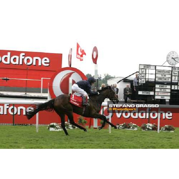 Kieren Fallon on Alexandrova wins the Vodafone Oaks Espom, 2th june 2006 ph. Stefano Grasso