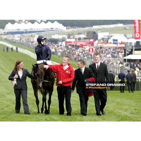 Kieren Fallon on Alexandrova comes back to the winner circle after winning the Vodafone Oaks Espom, 2th june 2006 ph. Stefano Grasso