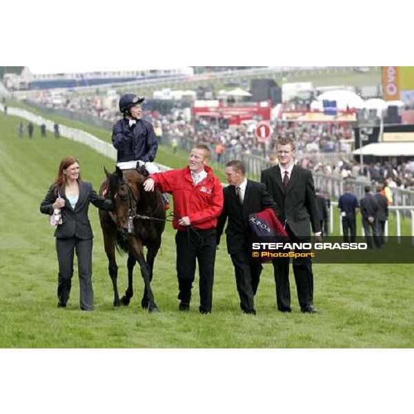 Kieren Fallon on Alexandrova comes back to the winner circle after winning the Vodafone Oaks Espom, 2th june 2006 ph. Stefano Grasso