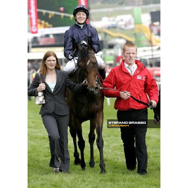 Kieren Fallon on Alexandrova comes back to the winner circle after winning the Vodafone Oaks Espom, 2th june 2006 ph. Stefano Grasso